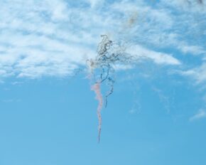 全国花火競技大会(大曲の花火)磯谷煙火店昼花火「虹を食べた雲」